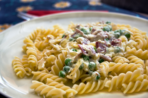 Fusilli con Jamón y guisantes