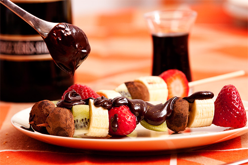 Brochetas de fruta y trufas