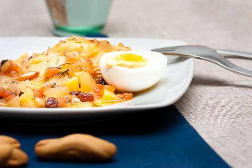 Bacalao con pasas y piñones